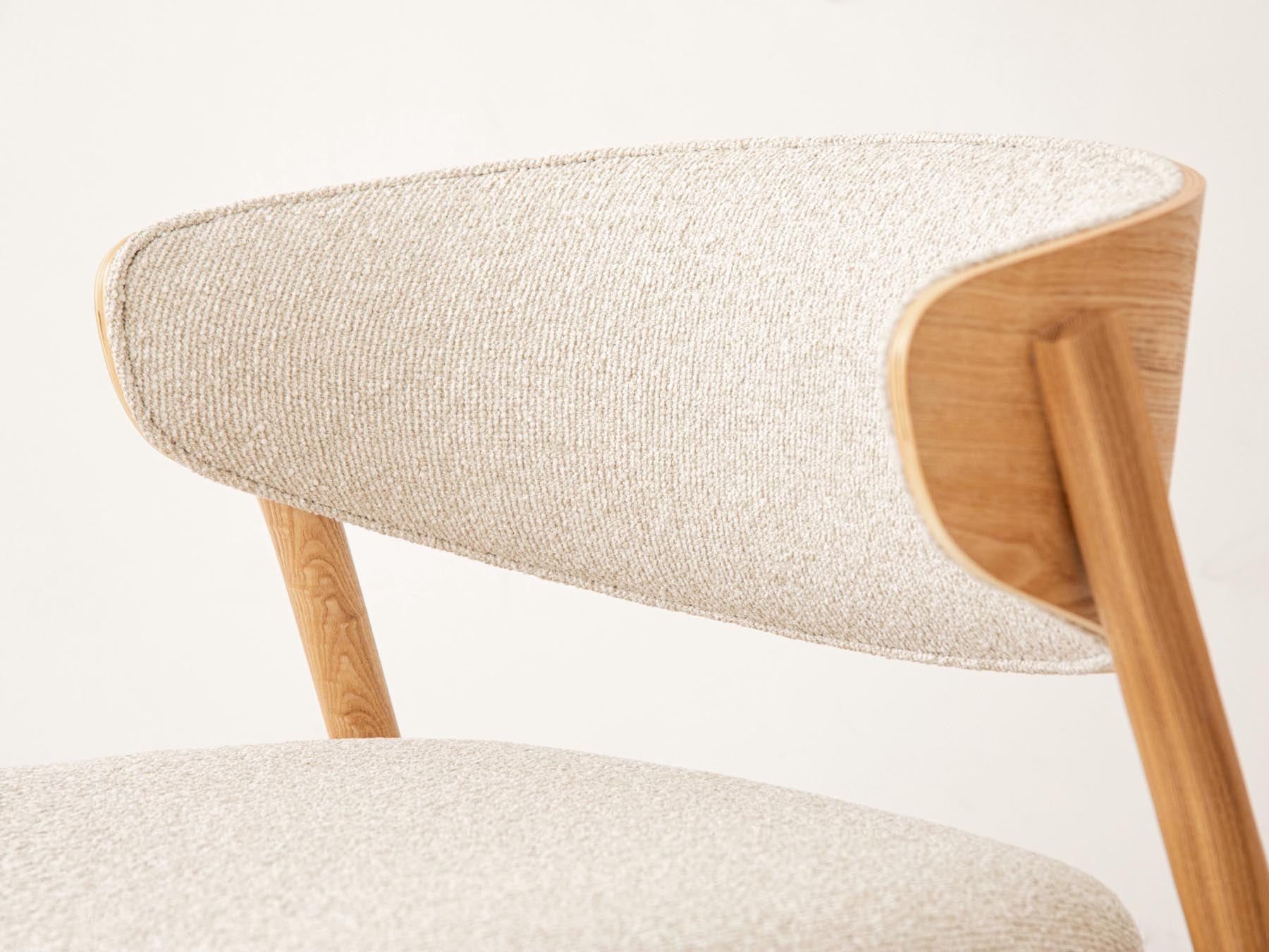 Moderner Sessel Remoli in zartem Beige, perfekt für gemütliche Ecken und stilvolle Einrichtung, erhältlich bei Micadoni.