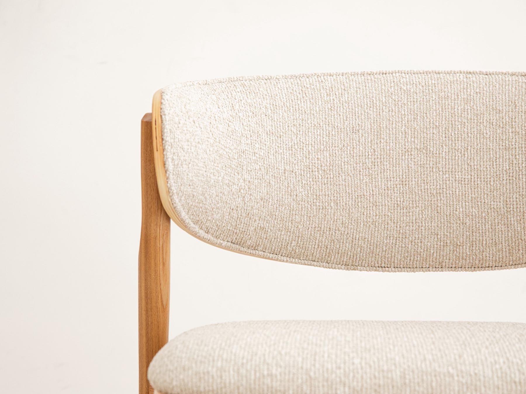 Eleganter Sessel Remoli in sanftem Beige, ideal für stilvolle Wohnräume und entspannte Momente, erhältlich bei Micadoni.