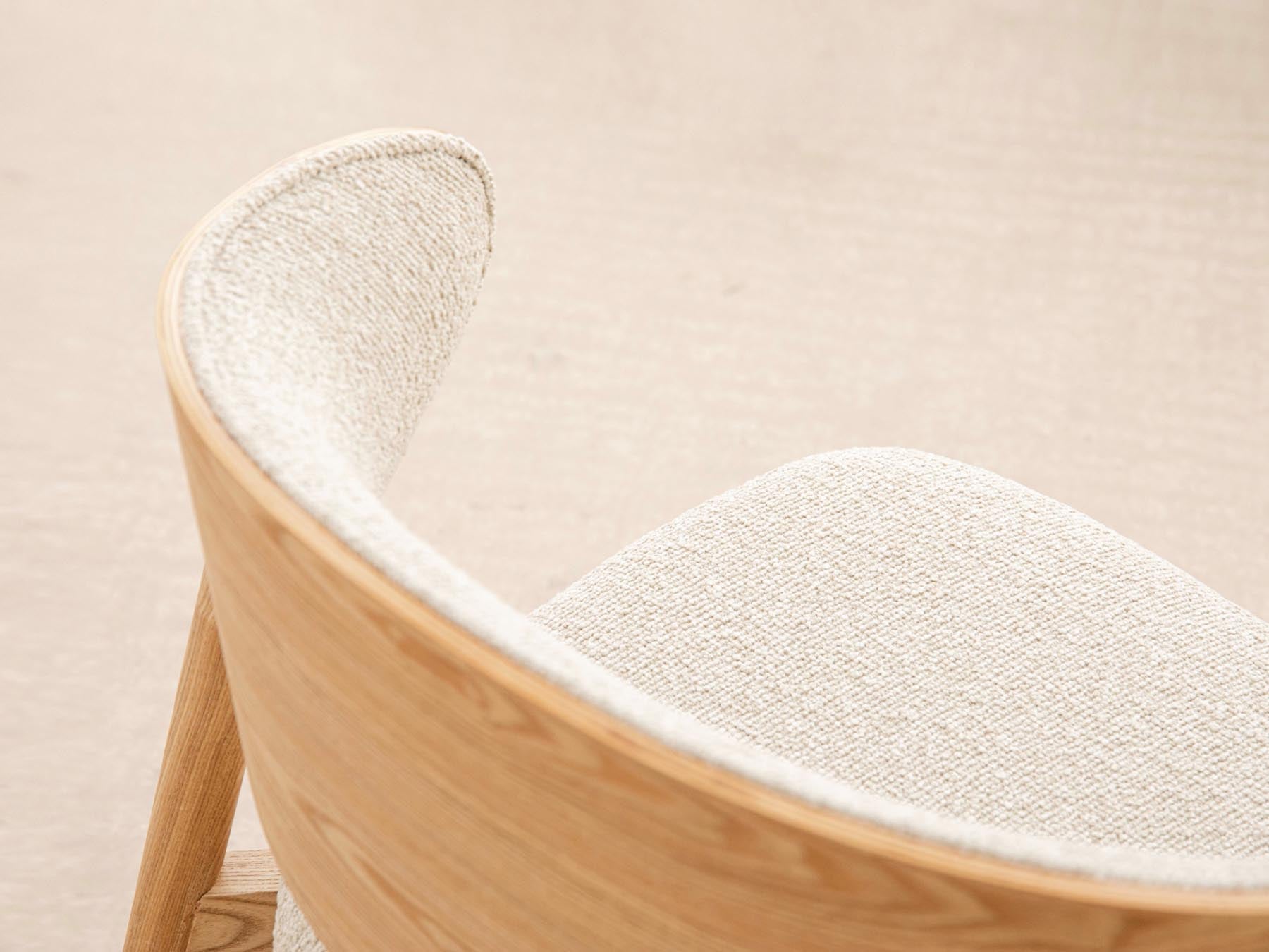 Moderner Sessel Remoli in zartem Beige, perfekt für gemütliche Ecken und geschmackvolle Einrichtung, erhältlich bei Micadoni.