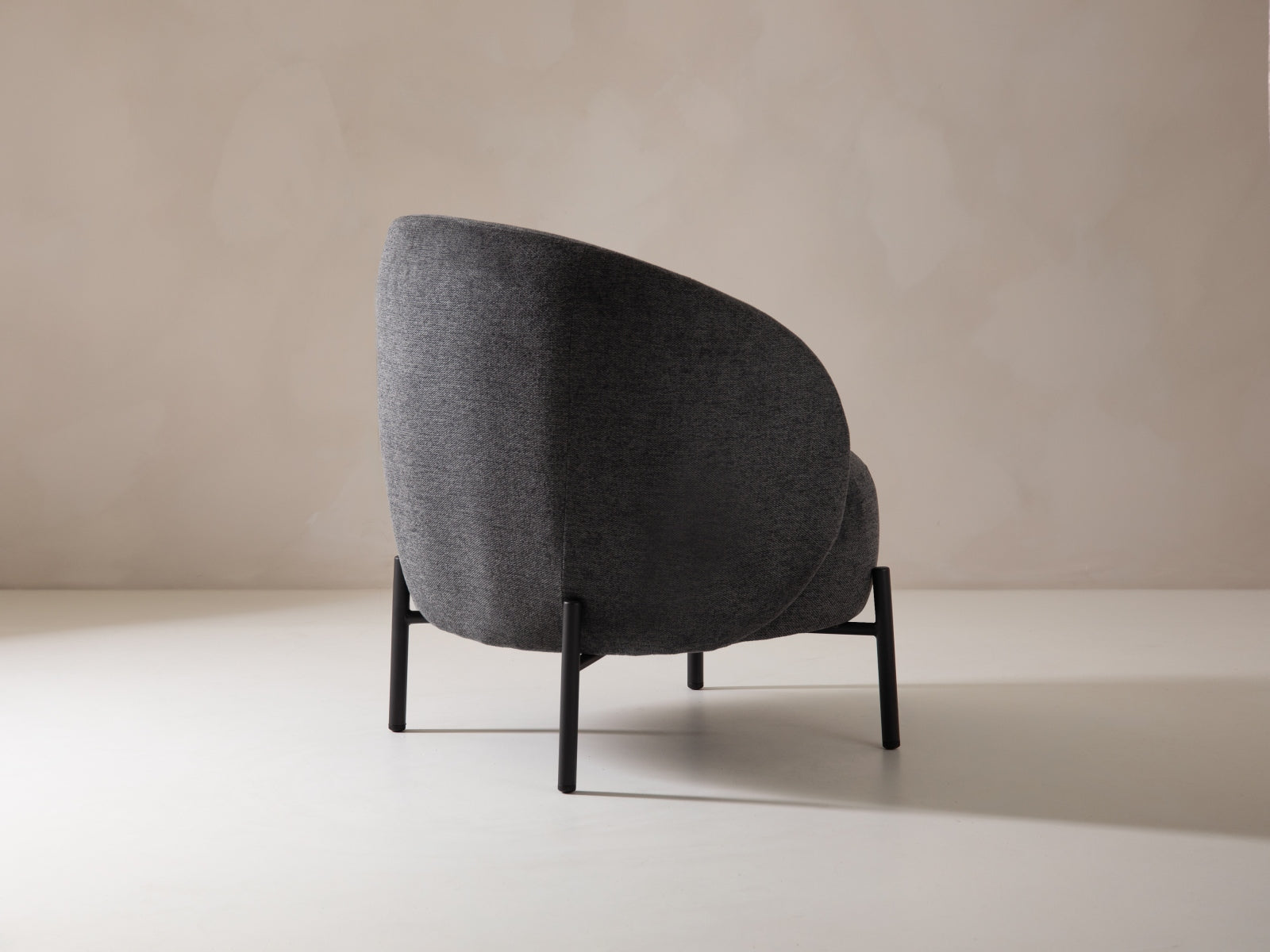 Stylischer 1-Sitzer Sessel Amaltea in edlem Dunkelgrau, perfekt für moderne Wohnkonzepte und gemütliche Entspannungsecken.