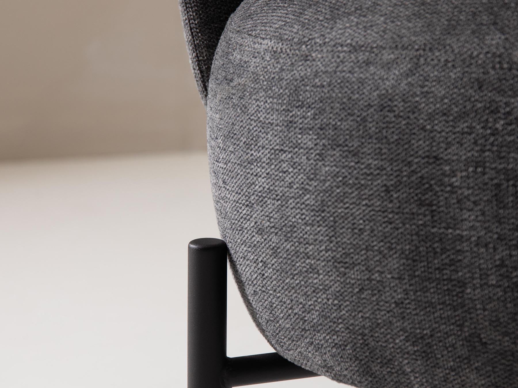 Eleganter 1-Sitzer Sessel Amaltea in zeitlosem Dunkelgrau, ideal für stilvolle Interiors und entspannende Rückzugsorte.
