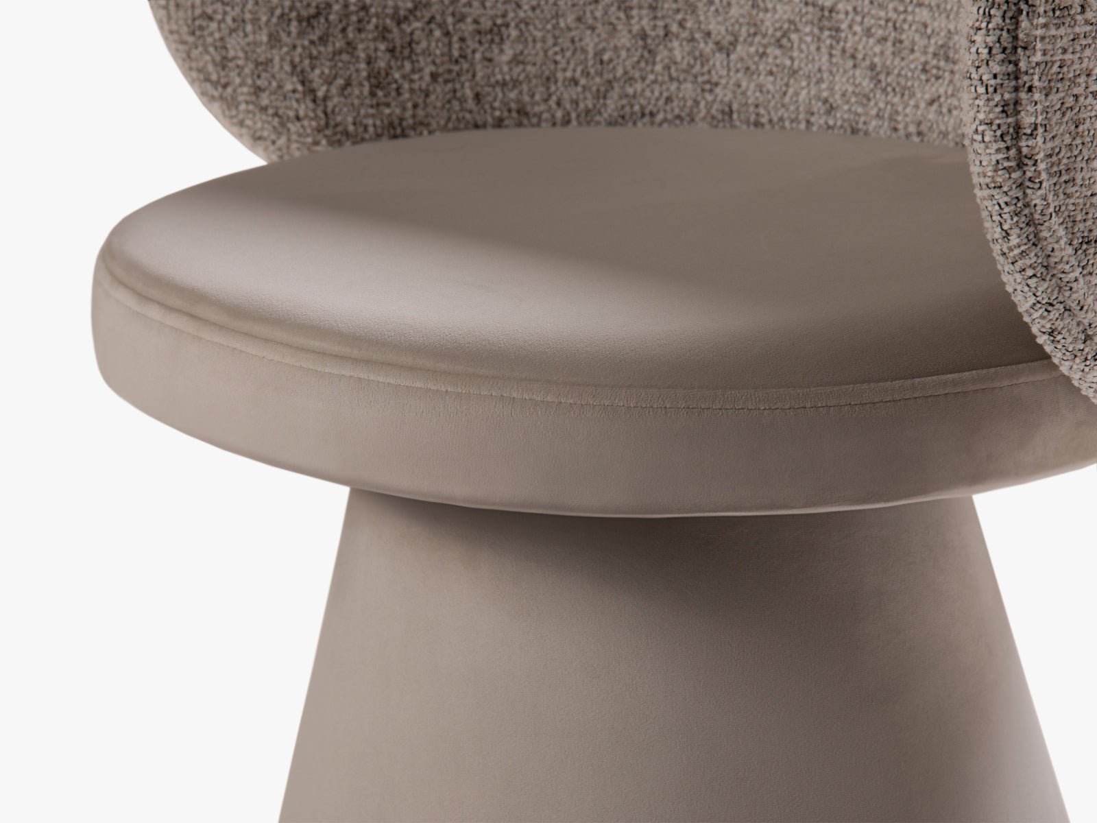 Entdecken Sie den eleganten Inez Sessel 1 Sitzer von Micadoni. Perfekt für Ihr Wohnzimmer, vereint er modernes Design mit optimalem Komfort.