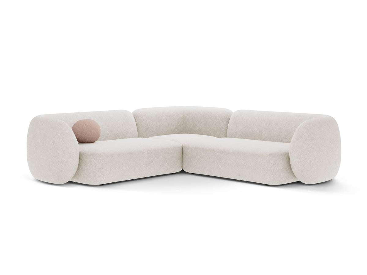 Weisses modulares Ecksofa Kate von Micadoni mit Baloo-Stoffbezug, niedriger Rückenlehne und schwarzen Kunststoffbeinen aus Polypropylen.