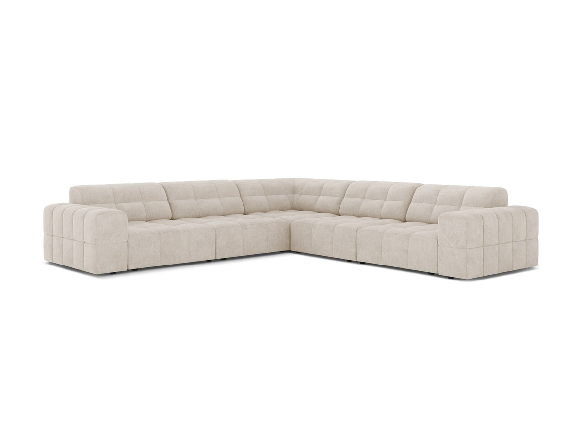 Symmetrisches Ecksofa Jennifer von Micadoni in beige mit Chenille-Bezug, schwarzen Kunststoffbeinen und breiter Sitzfläche.