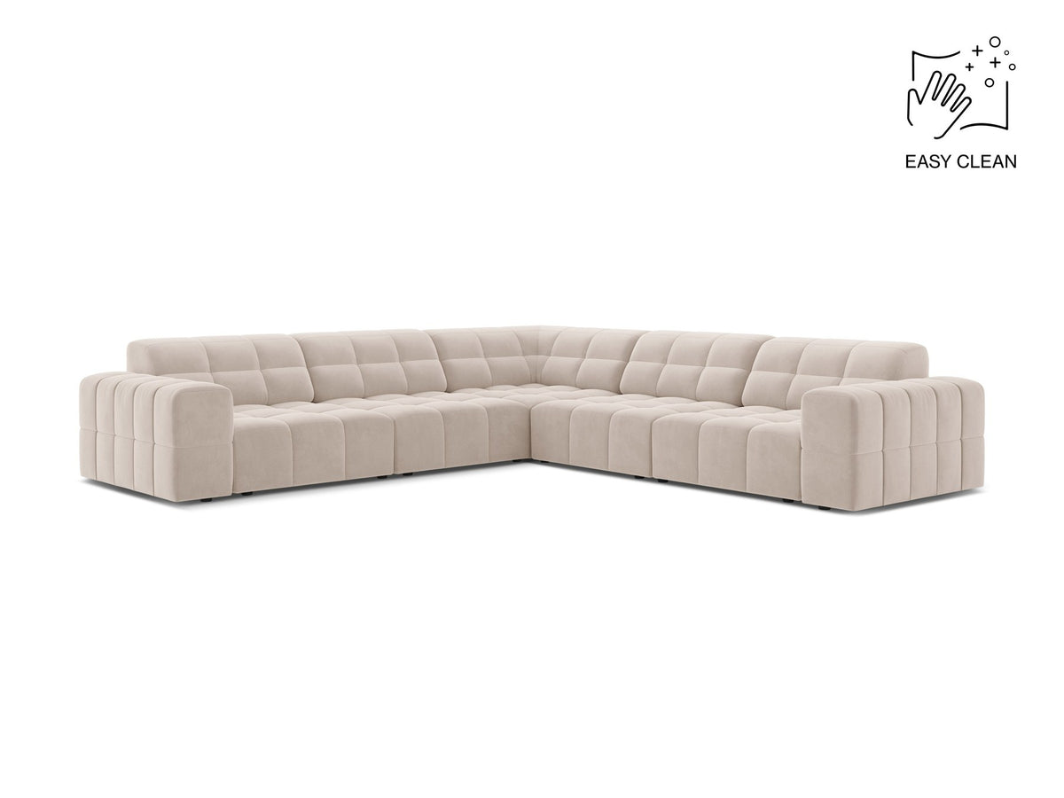 Symmetrisches Ecksofa Jennifer von Micadoni in beige mit Chenille-Bezug, schwarzen Kunststoffbeinen und breiter Sitzfläche.