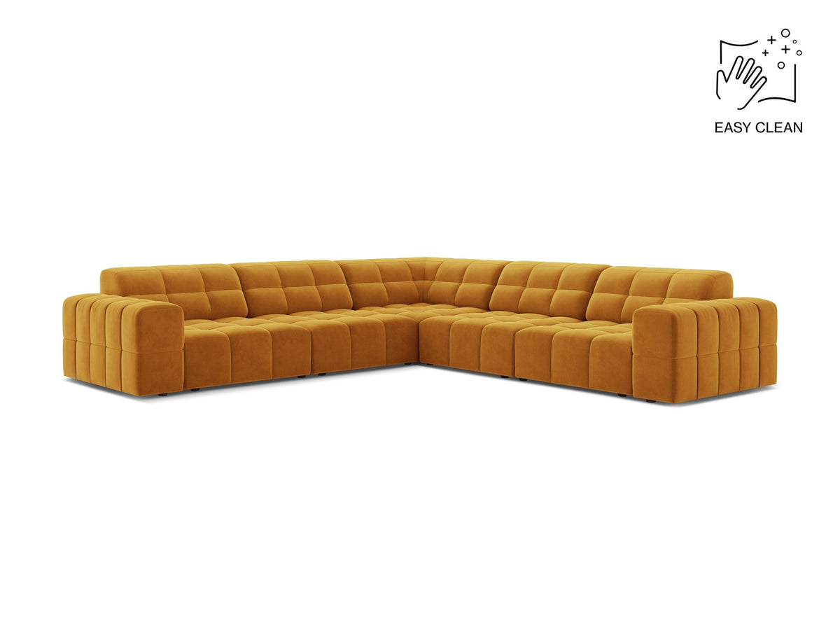 Symmetrisches Ecksofa Jennifer von Micadoni in beige mit Chenille-Bezug, schwarzen Kunststoffbeinen und breiter Sitzfläche.