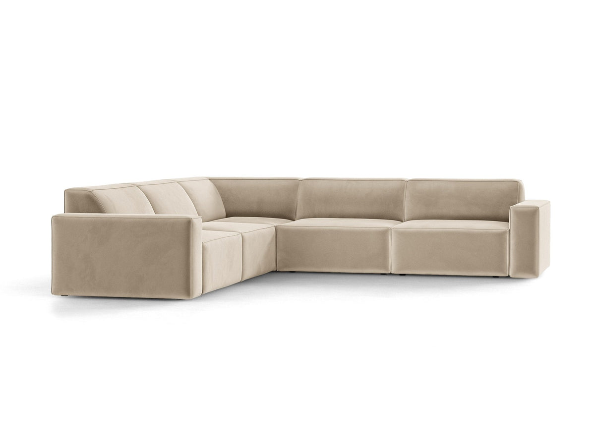 Symmetrisches modulares Ecksofa Jodie von Micadoni in leichtem Beige mit Venus-Samtstoff und schwarzen Kunststoffbeinen, Eckform.