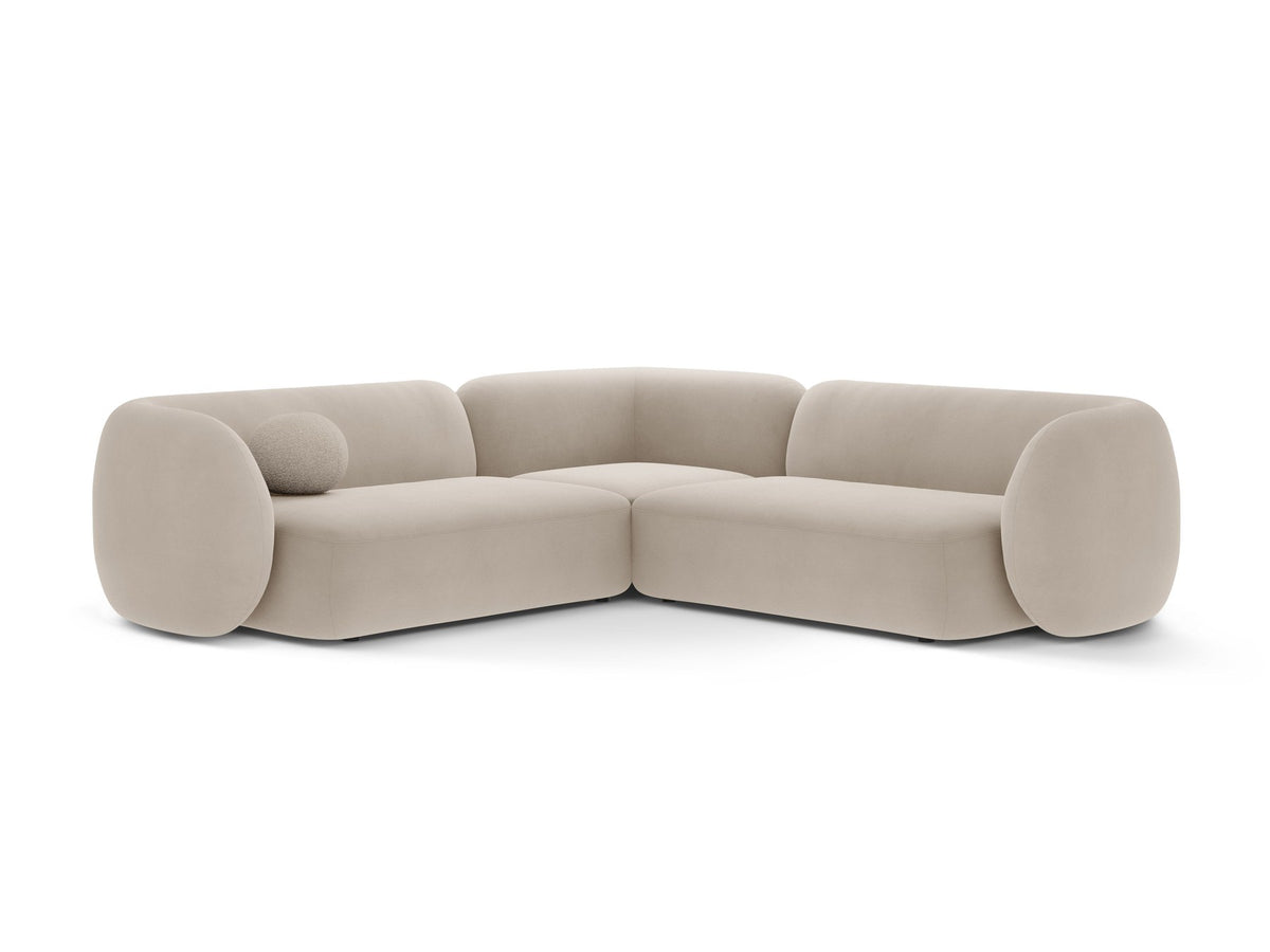 Weisses modulares Ecksofa Kate von Micadoni mit Baloo-Stoffbezug, niedriger Rückenlehne und schwarzen Kunststoffbeinen aus Polypropylen.