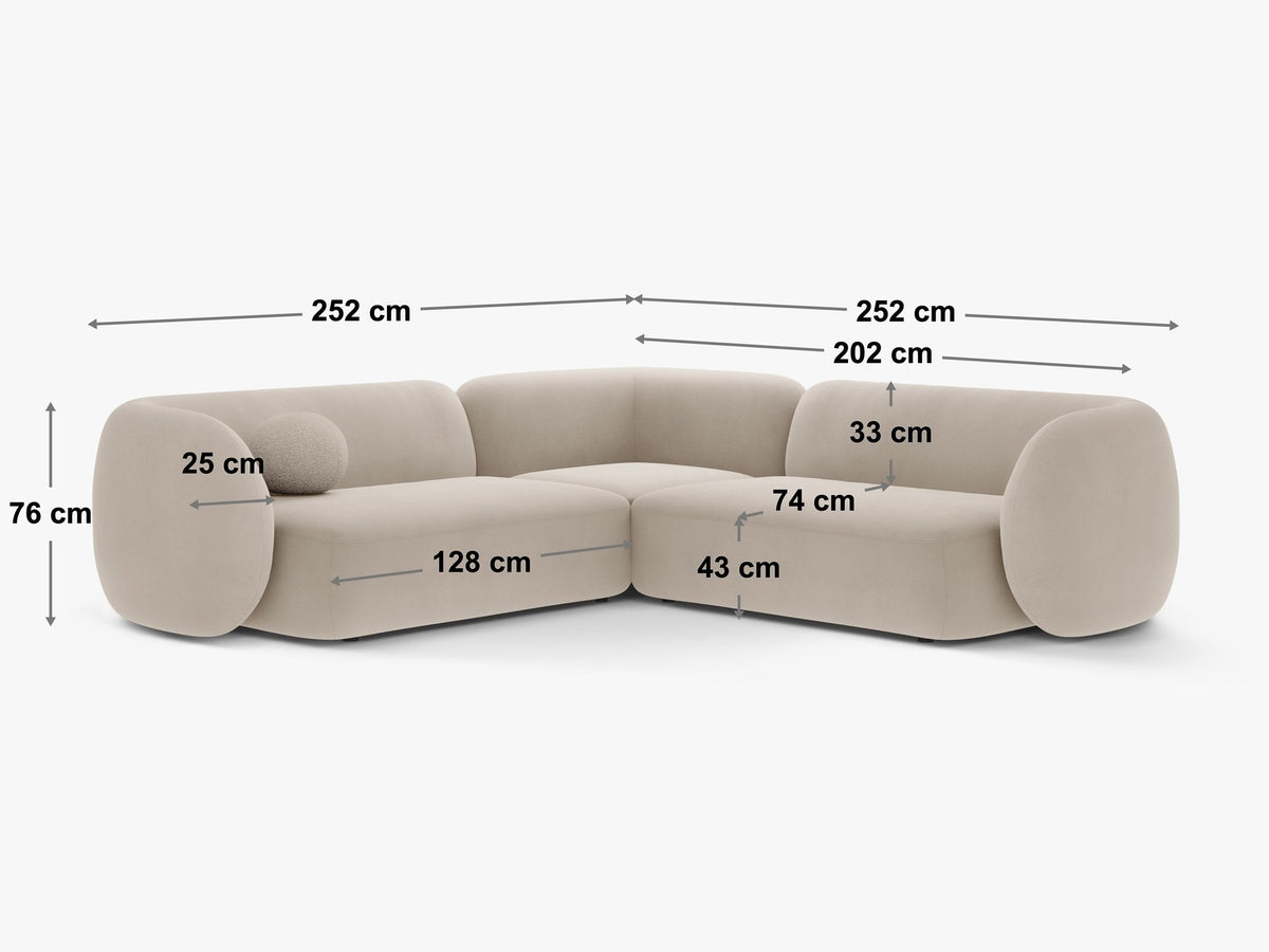 Weisses modulares Ecksofa Kate von Micadoni mit Baloo-Stoffbezug, niedriger Rückenlehne und schwarzen Kunststoffbeinen aus Polypropylen.