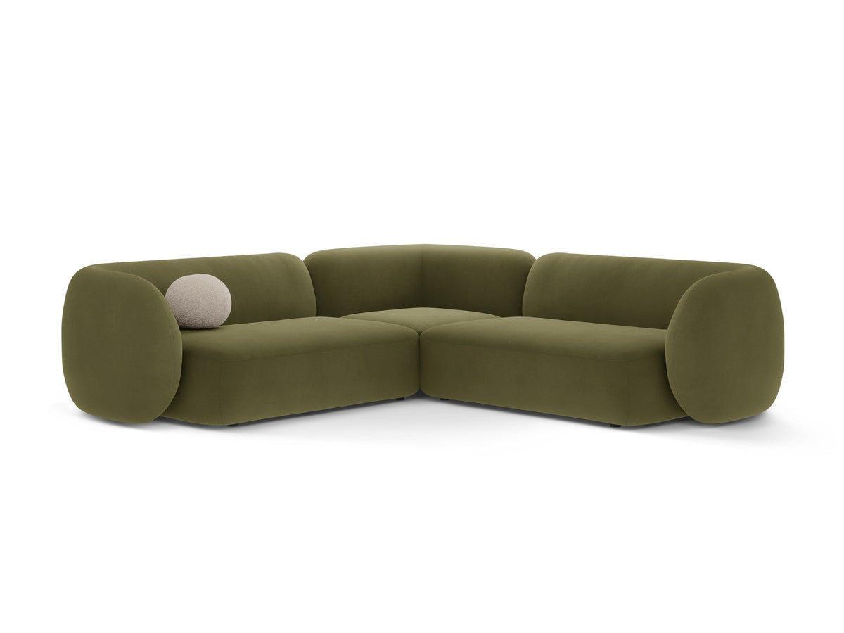 Weisses modulares Ecksofa Kate von Micadoni mit Baloo-Stoffbezug, niedriger Rückenlehne und schwarzen Kunststoffbeinen aus Polypropylen.