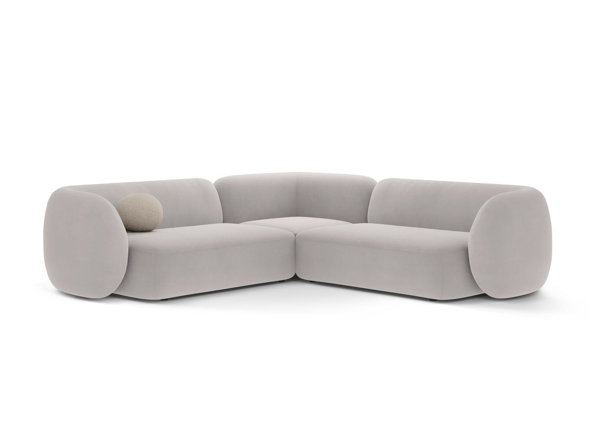 Weisses modulares Ecksofa Kate von Micadoni mit Baloo-Stoffbezug, niedriger Rückenlehne und schwarzen Kunststoffbeinen aus Polypropylen.
