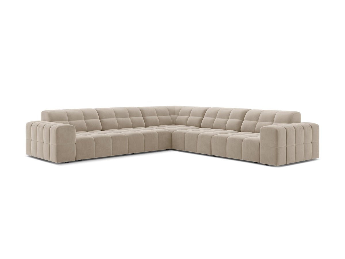 Symmetrisches Ecksofa Jennifer von Micadoni in beige mit Chenille-Bezug, schwarzen Kunststoffbeinen und breiter Sitzfläche.