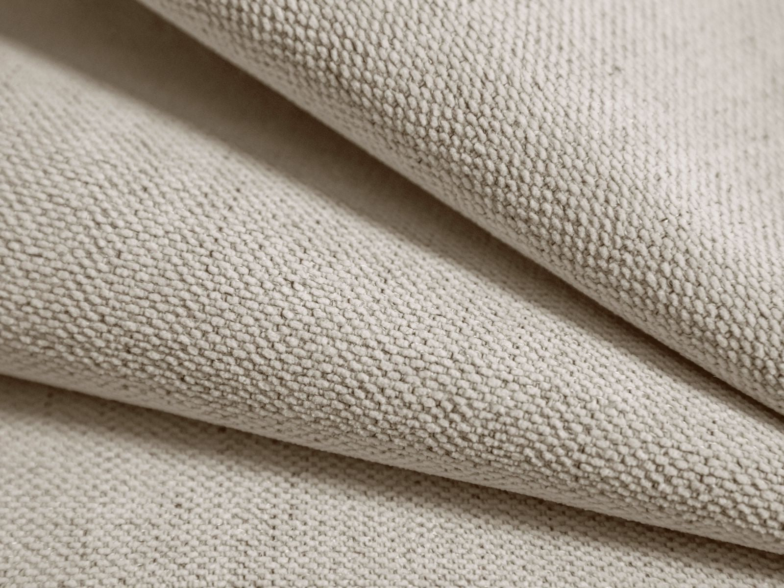 Stilvolles Kopfteil Mistero in zartem Beige, perfekt für moderne Schlafzimmer. Hochwertige Materialien und elegantes Design von Micadoni.