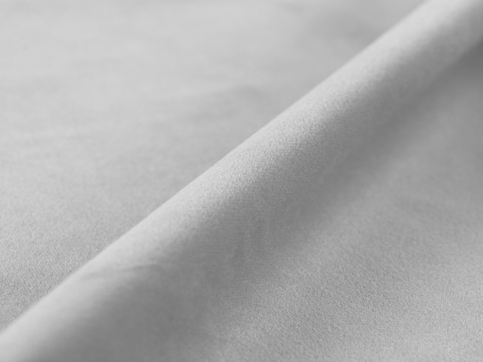 Modernes Kopfteil Mistero in zartem Hellgrau, perfekt für eine elegante Schlafzimmeratmosphäre. Hochwertige Materialien von Micadoni.