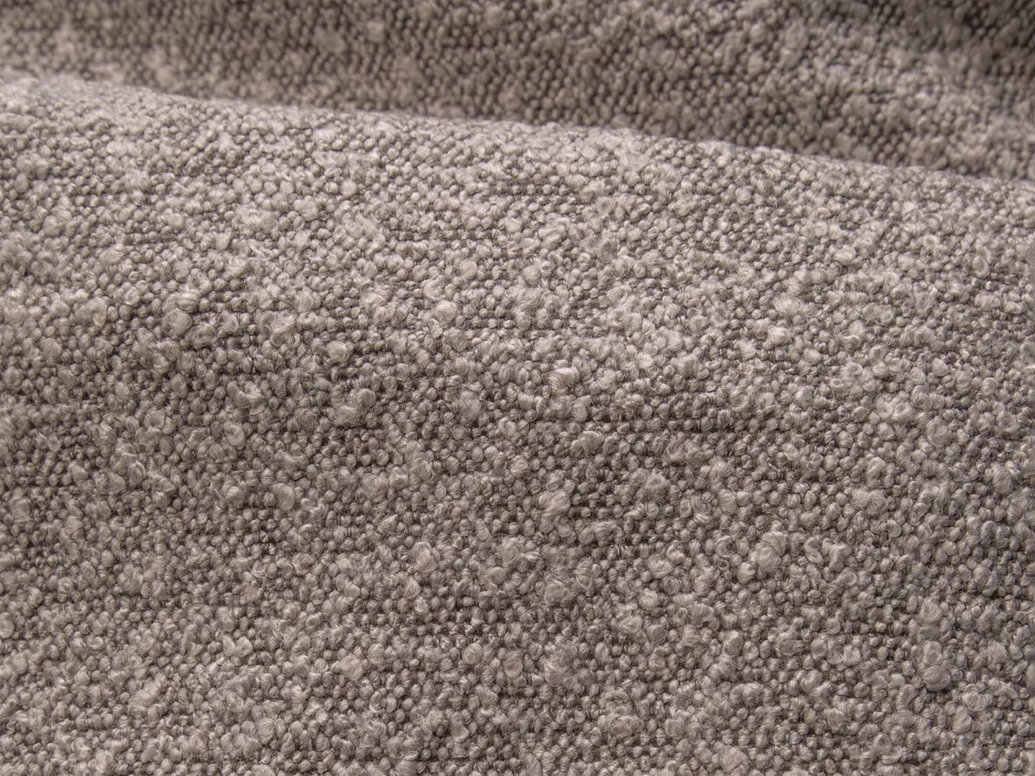 Elegantes Darren Boucle Kopfteil in dunkelbeige, perfekt für moderne Schlafzimmer mit einem luxuriösen und gemütlichen Ambiente.