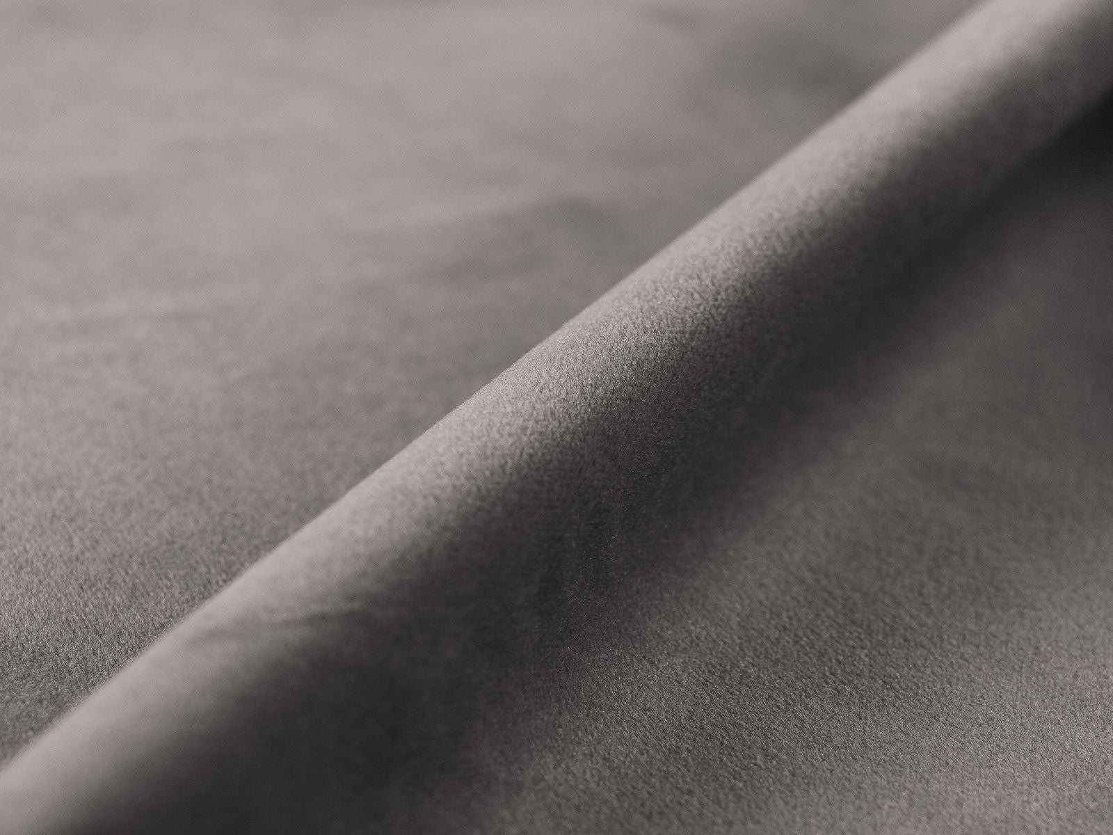 Elegantes Kopfteil Jamie in 140 cm Breite, mit weichem grauen Polsterstoff, ideal für ein zeitgemäßes Schlafzimmerambiente von Micadoni.