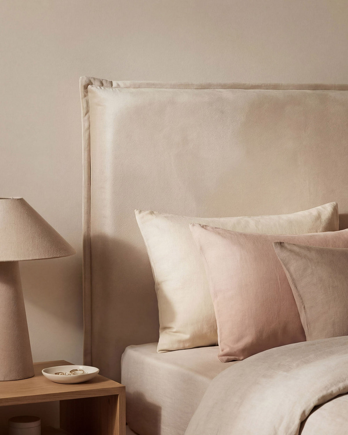 Monica Kopfteil von Micadoni, gepolstert mit Stoffbezug, auf niedrigen Kunststoffbeinen