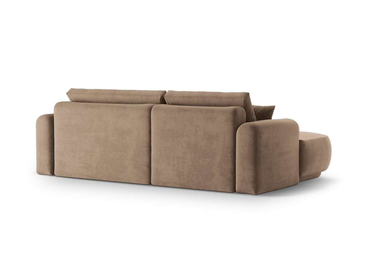 Ecksofa Ella von Micadoni in Leichtes Beige mit Veloursstoff-Bezug, schwarzen Kunststoffbeinen und ausklappbarer Liegefläche links, Retro-Form.