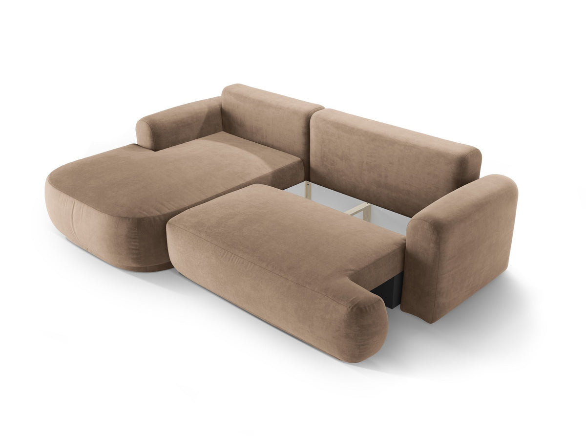 Ecksofa Ella von Micadoni in Leichtes Beige mit Veloursstoff-Bezug, schwarzen Kunststoffbeinen und ausklappbarer Liegefläche links, Retro-Form.