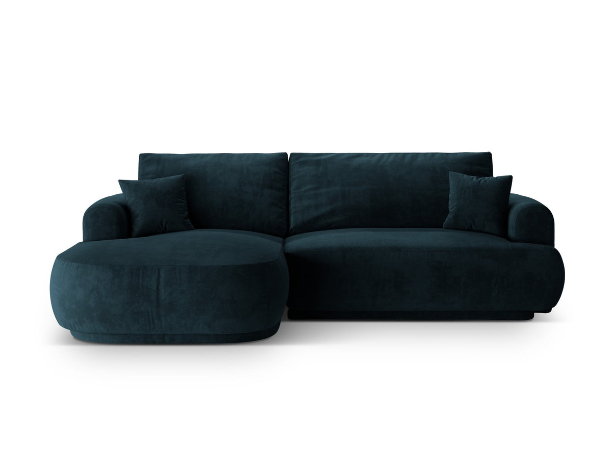 Ecksofa Ella von Micadoni in Leichtes Beige mit Veloursstoff-Bezug, schwarzen Kunststoffbeinen und ausklappbarer Liegefläche links, Retro-Form.
