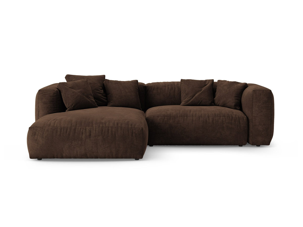 Ecksofa Martina in Schokolade mit Veloursbezug Vogue, schwarzen Kunststoffbeinen und ausklappbarer Liegefläche, Ausrichtung links.