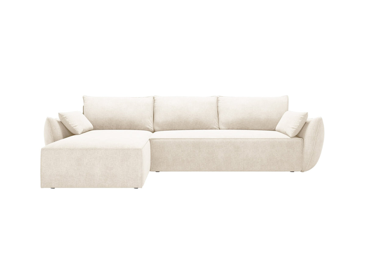 Linksseitiges Ecksofa Kaelle von Micadoni in leichtem Beige mit Chenille-Stoffbezug, schwarzen Kunststoffbeinen und ausklappbarem Bettkasten.