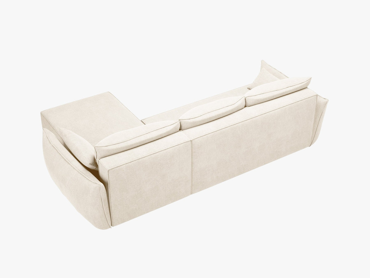 Linksseitiges Ecksofa Kaelle von Micadoni in leichtem Beige mit Chenille-Stoffbezug, schwarzen Kunststoffbeinen und ausklappbarem Bettkasten.