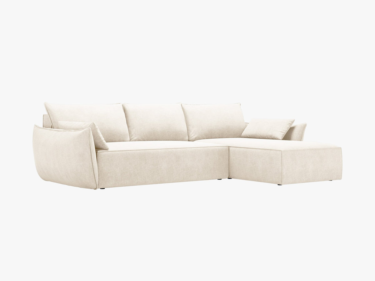 Linksseitiges Ecksofa Kaelle von Micadoni in leichtem Beige mit Chenille-Stoffbezug, schwarzen Kunststoffbeinen und ausklappbarem Bettkasten.