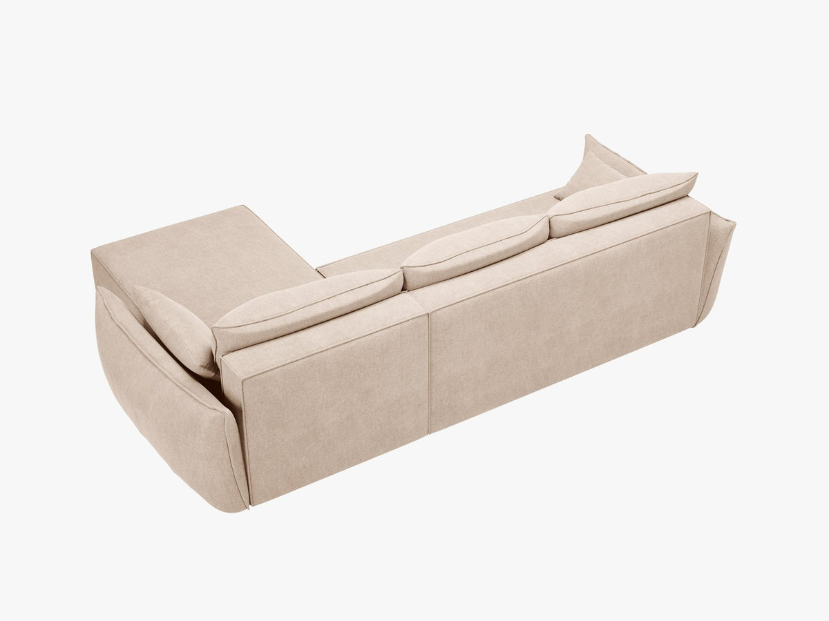 Linksseitiges Ecksofa Kaelle von Micadoni in leichtem Beige mit Chenille-Stoffbezug, schwarzen Kunststoffbeinen und ausklappbarem Bettkasten.
