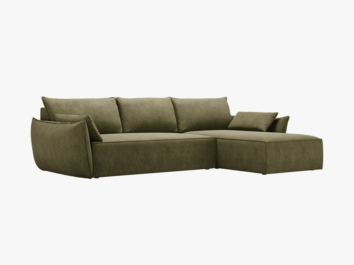 Linksseitiges Ecksofa Kaelle von Micadoni in leichtem Beige mit Chenille-Stoffbezug, schwarzen Kunststoffbeinen und ausklappbarem Bettkasten.