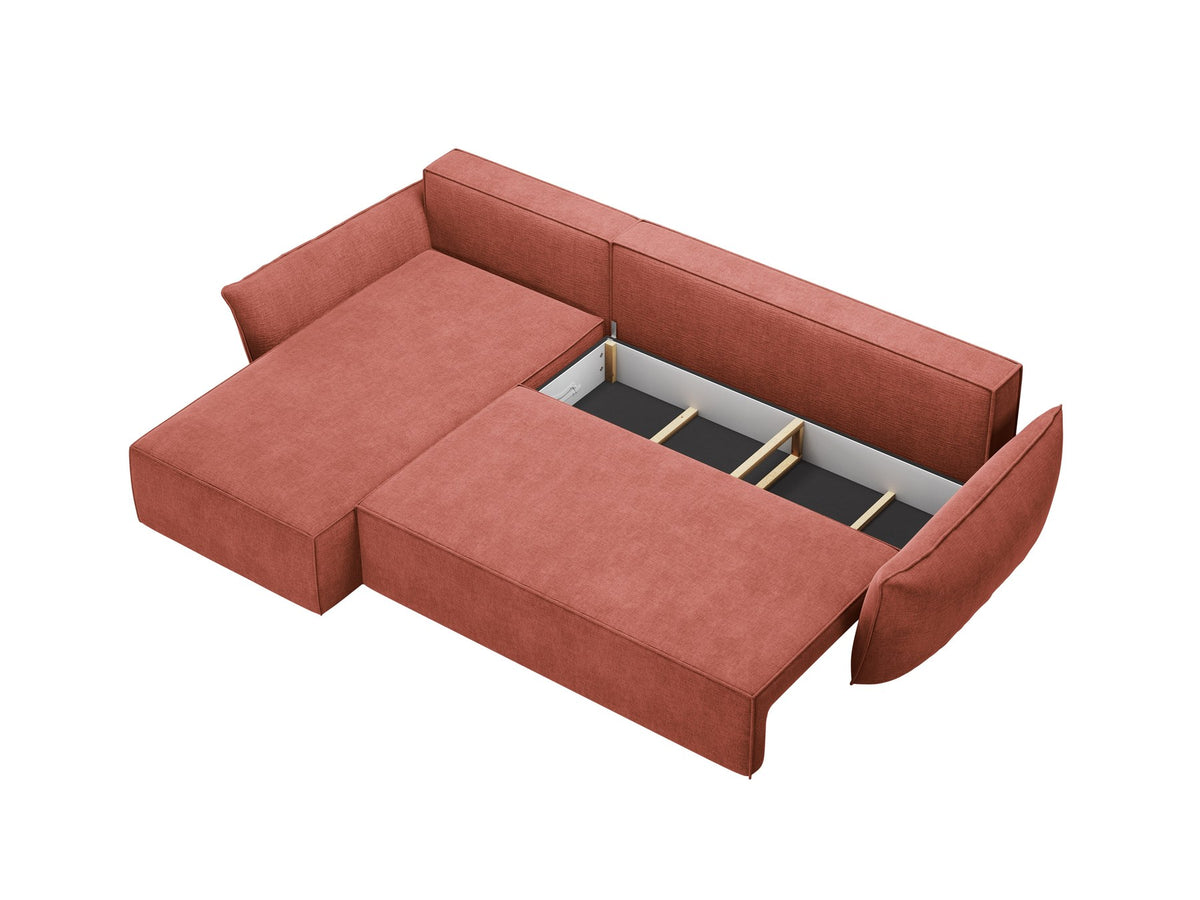 Linksseitiges Ecksofa Kaelle von Micadoni in leichtem Beige mit Chenille-Stoffbezug, schwarzen Kunststoffbeinen und ausklappbarem Bettkasten.