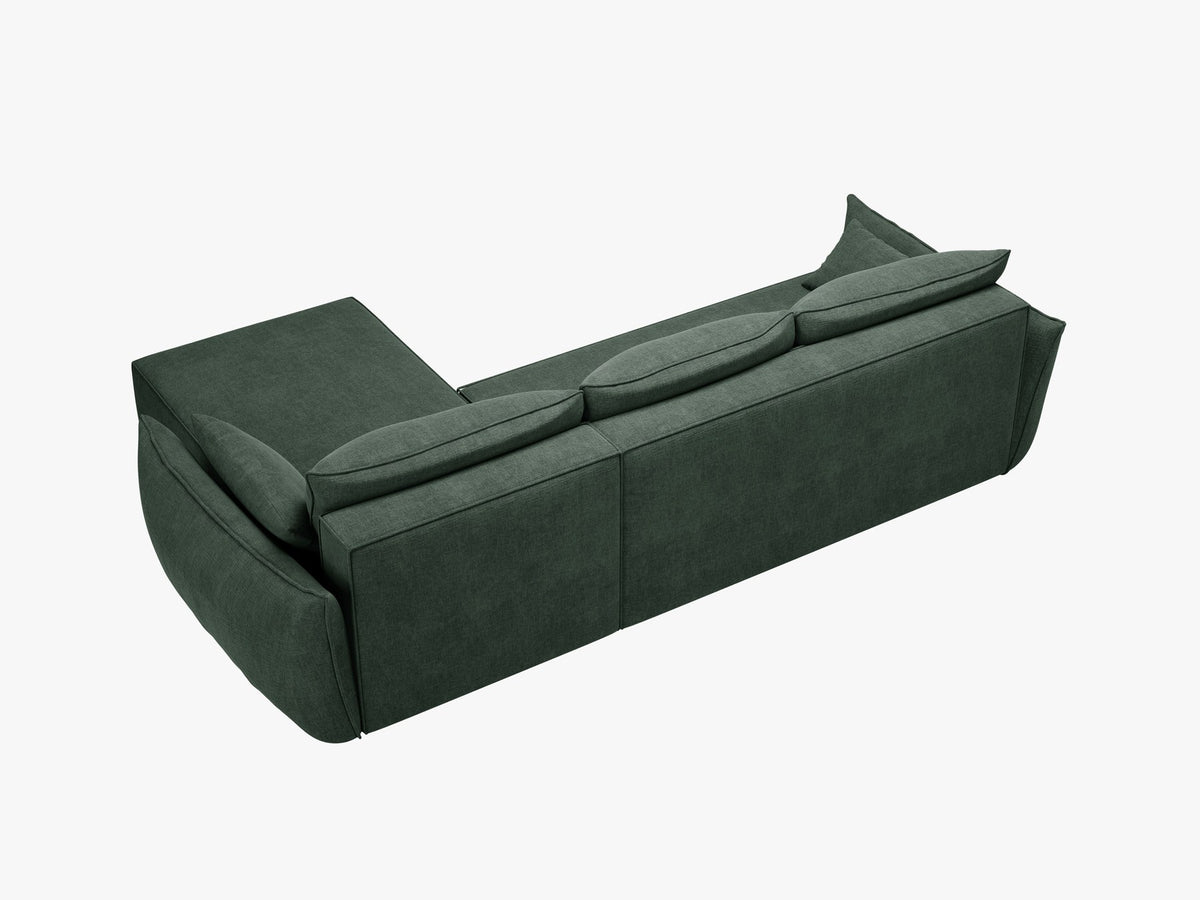 Linksseitiges Ecksofa Kaelle von Micadoni in leichtem Beige mit Chenille-Stoffbezug, schwarzen Kunststoffbeinen und ausklappbarem Bettkasten.