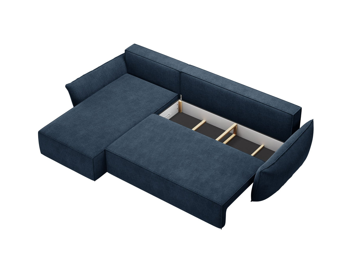 Linksseitiges Ecksofa Kaelle von Micadoni in leichtem Beige mit Chenille-Stoffbezug, schwarzen Kunststoffbeinen und ausklappbarem Bettkasten.