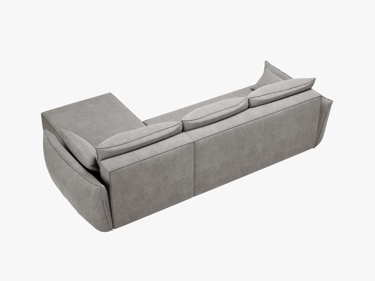 Linksseitiges Ecksofa Kaelle von Micadoni in leichtem Beige mit Chenille-Stoffbezug, schwarzen Kunststoffbeinen und ausklappbarem Bettkasten.