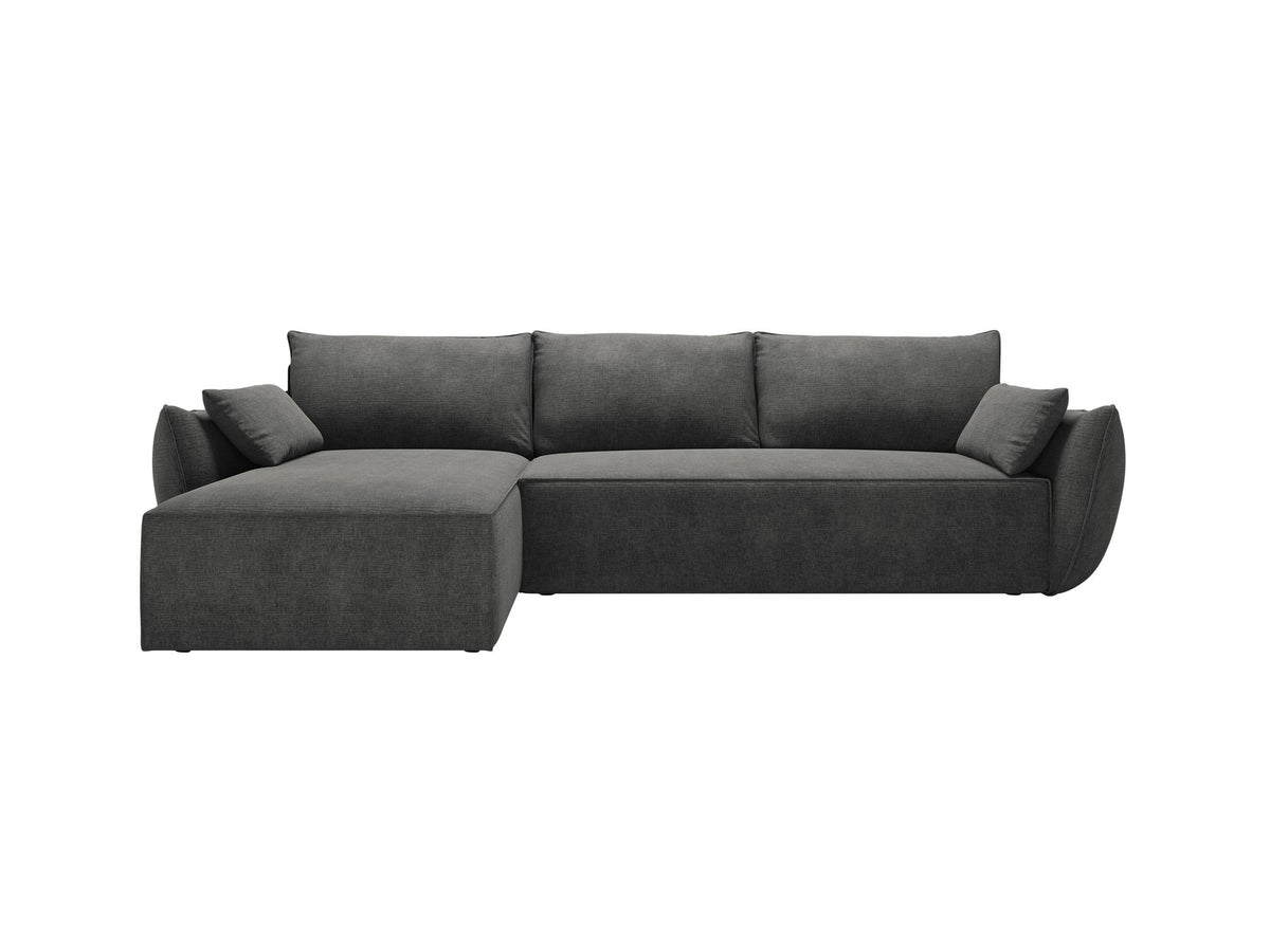 Linksseitiges Ecksofa Kaelle von Micadoni in leichtem Beige mit Chenille-Stoffbezug, schwarzen Kunststoffbeinen und ausklappbarem Bettkasten.