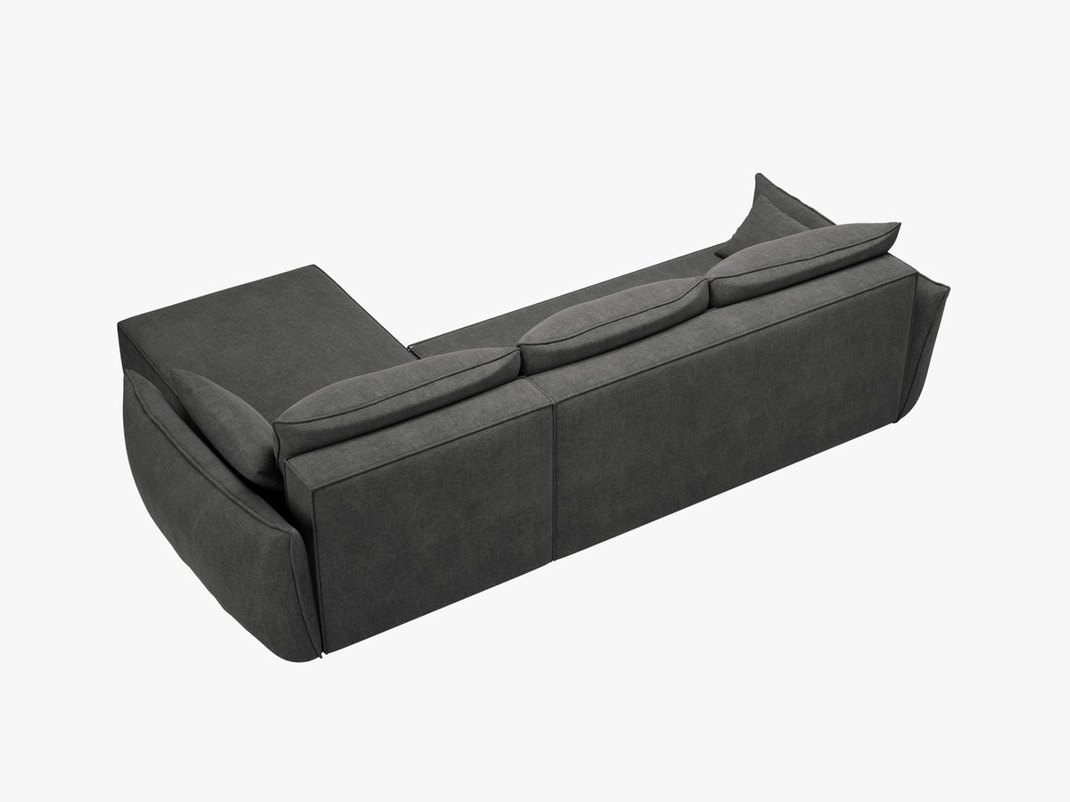 Linksseitiges Ecksofa Kaelle von Micadoni in leichtem Beige mit Chenille-Stoffbezug, schwarzen Kunststoffbeinen und ausklappbarem Bettkasten.