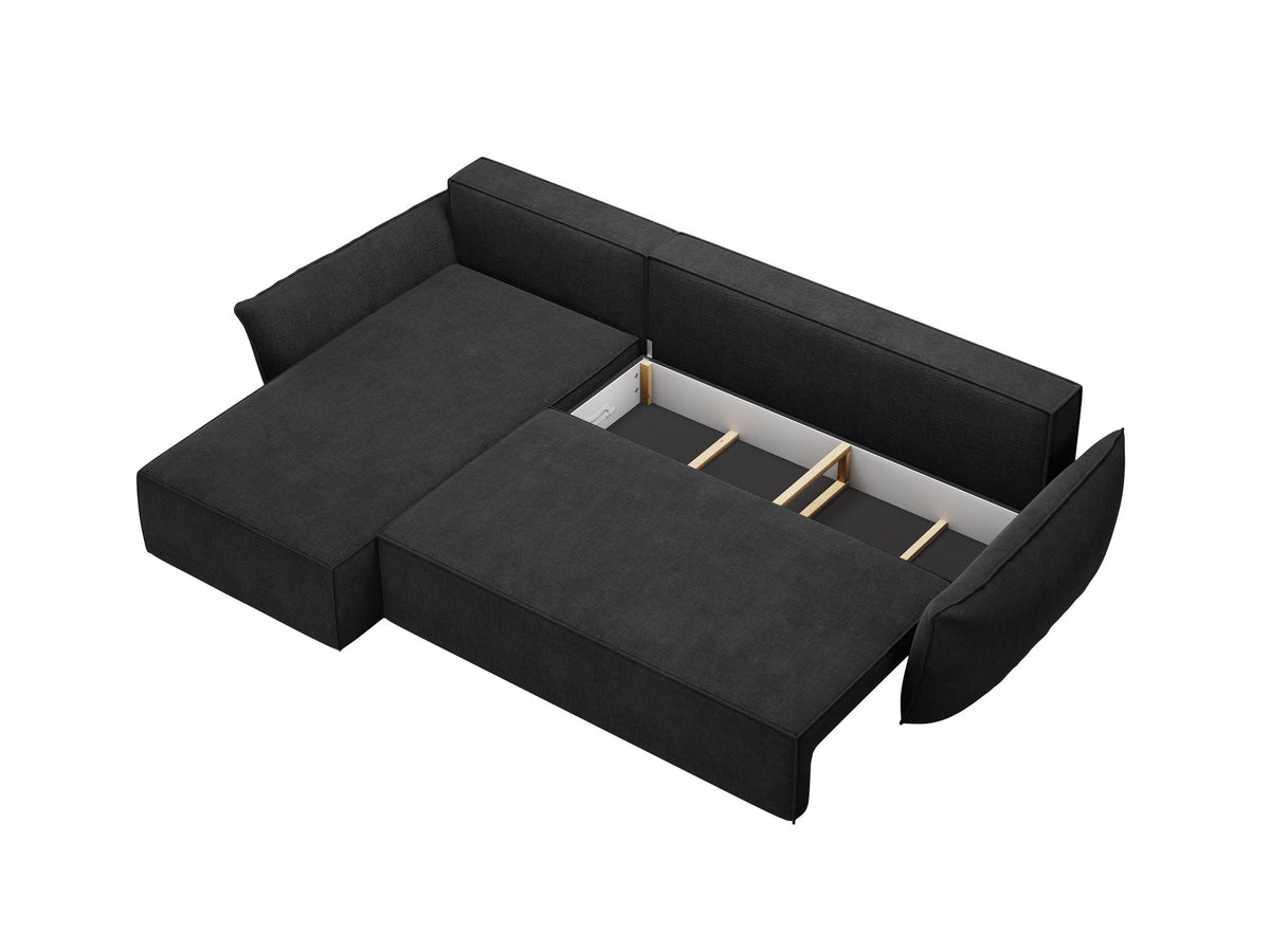 Linksseitiges Ecksofa Kaelle von Micadoni in leichtem Beige mit Chenille-Stoffbezug, schwarzen Kunststoffbeinen und ausklappbarem Bettkasten.