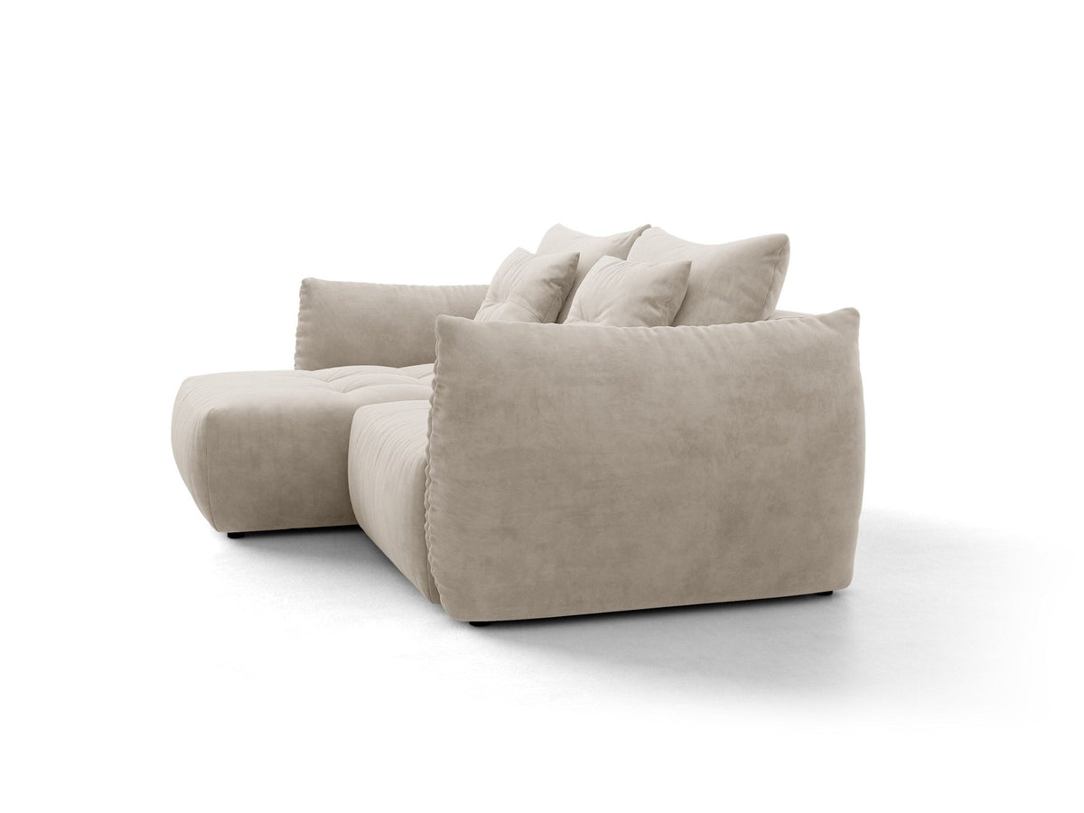 Ecksofa Bloom in Sand mit Velours-Bezug, schwarzen Kunststoffbeinen und ausklappbarer Schlaffunktion samt Bettkasten unter der Sitzfläche.