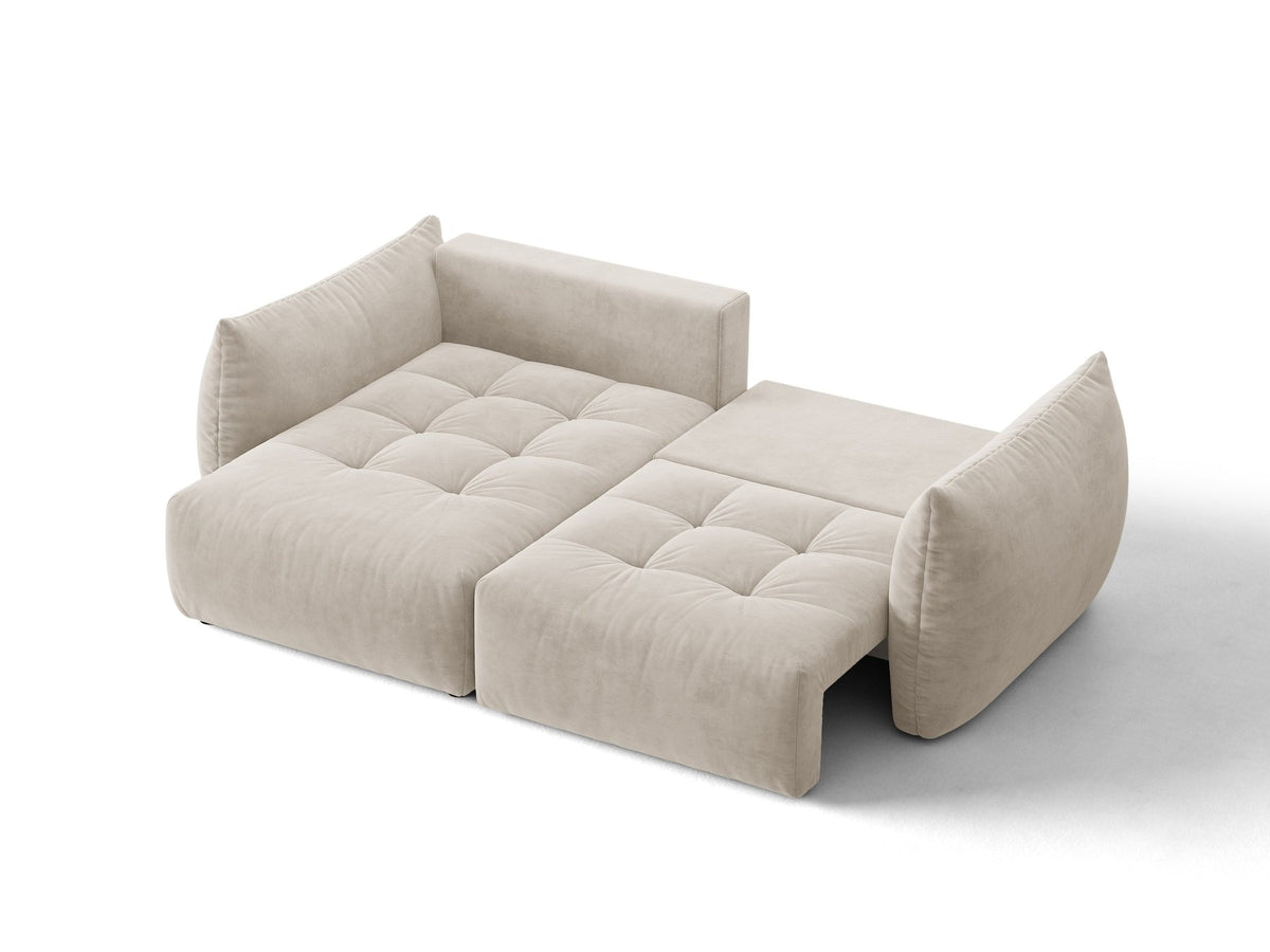 Ecksofa Bloom in Sand mit Velours-Bezug, schwarzen Kunststoffbeinen und ausklappbarer Schlaffunktion samt Bettkasten unter der Sitzfläche.