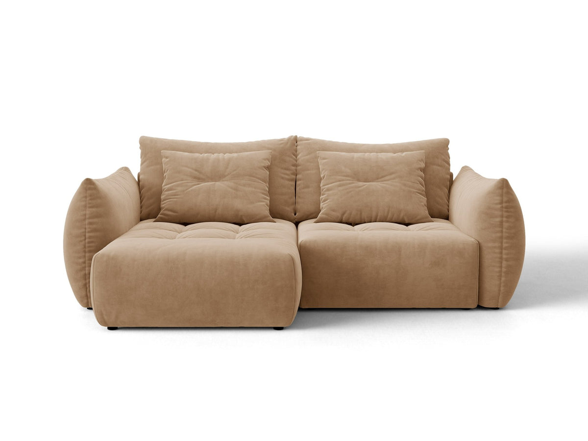 Ecksofa Bloom in Sand mit Velours-Bezug, schwarzen Kunststoffbeinen und ausklappbarer Schlaffunktion samt Bettkasten unter der Sitzfläche.