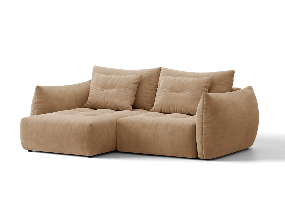 Ecksofa Bloom in Sand mit Velours-Bezug, schwarzen Kunststoffbeinen und ausklappbarer Schlaffunktion samt Bettkasten unter der Sitzfläche.