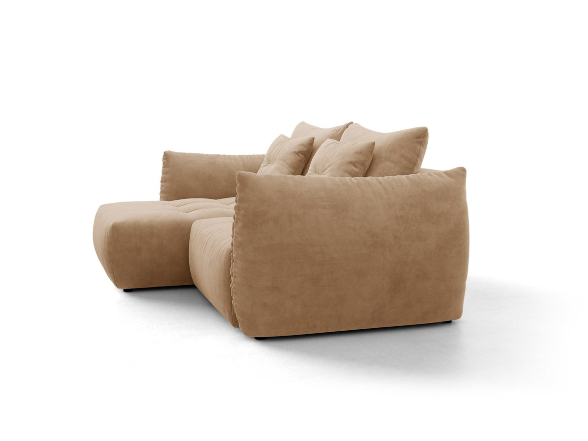 Ecksofa Bloom in Sand mit Velours-Bezug, schwarzen Kunststoffbeinen und ausklappbarer Schlaffunktion samt Bettkasten unter der Sitzfläche.