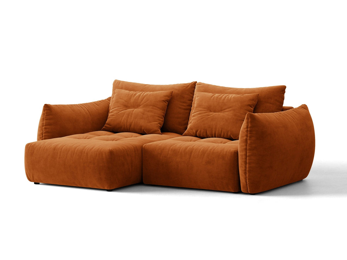Ecksofa Bloom in Sand mit Velours-Bezug, schwarzen Kunststoffbeinen und ausklappbarer Schlaffunktion samt Bettkasten unter der Sitzfläche.