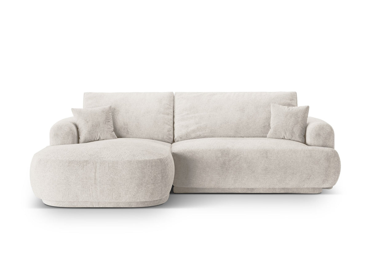 Ecksofa Ella von Micadoni in Leichtes Beige mit Veloursstoff-Bezug, schwarzen Kunststoffbeinen und ausklappbarer Liegefläche links, Retro-Form.
