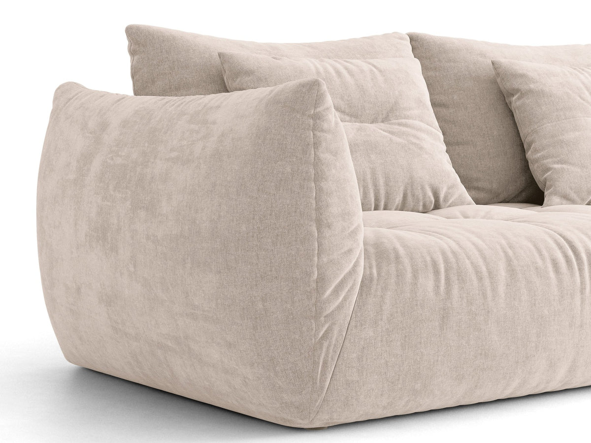 Ecksofa Bloom in Sand mit Velours-Bezug, schwarzen Kunststoffbeinen und ausklappbarer Schlaffunktion samt Bettkasten unter der Sitzfläche.
