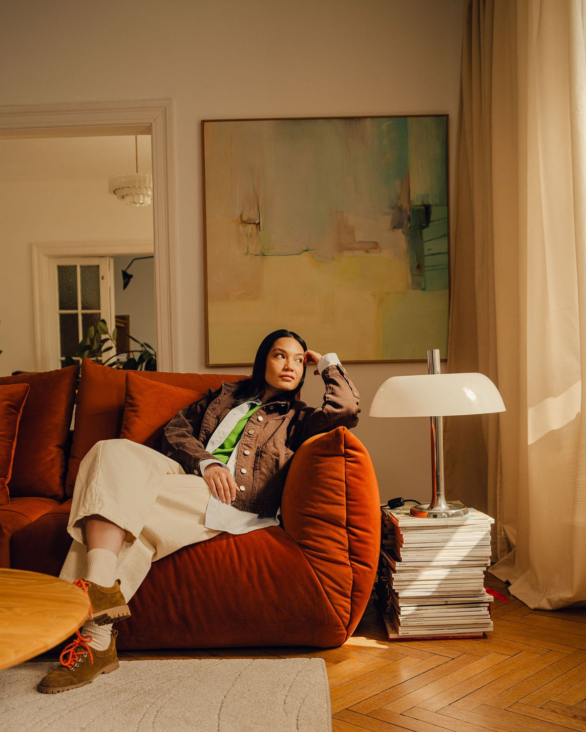 Ecksofa Bloom in Sand mit Velours-Bezug, schwarzen Kunststoffbeinen und ausklappbarer Schlaffunktion samt Bettkasten unter der Sitzfläche.