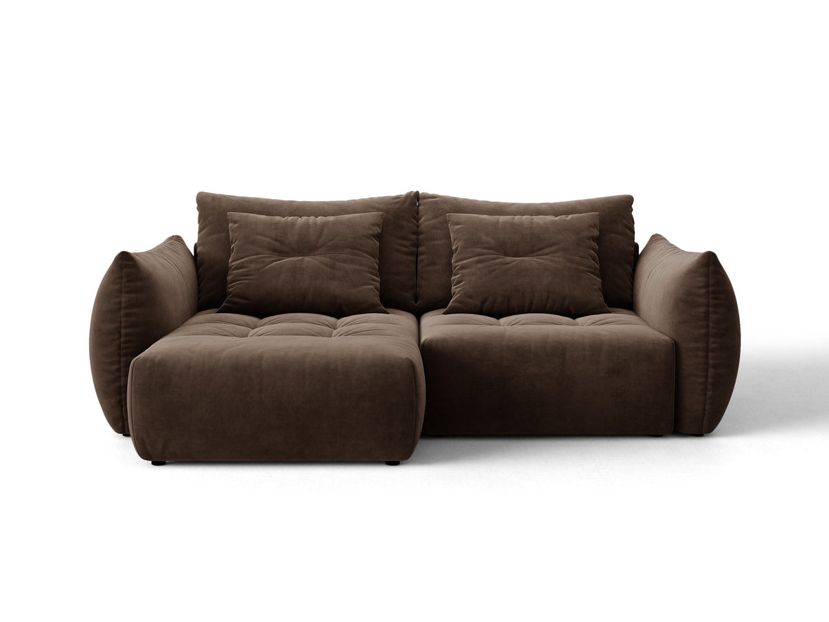 Ecksofa Bloom in Sand mit Velours-Bezug, schwarzen Kunststoffbeinen und ausklappbarer Schlaffunktion samt Bettkasten unter der Sitzfläche.