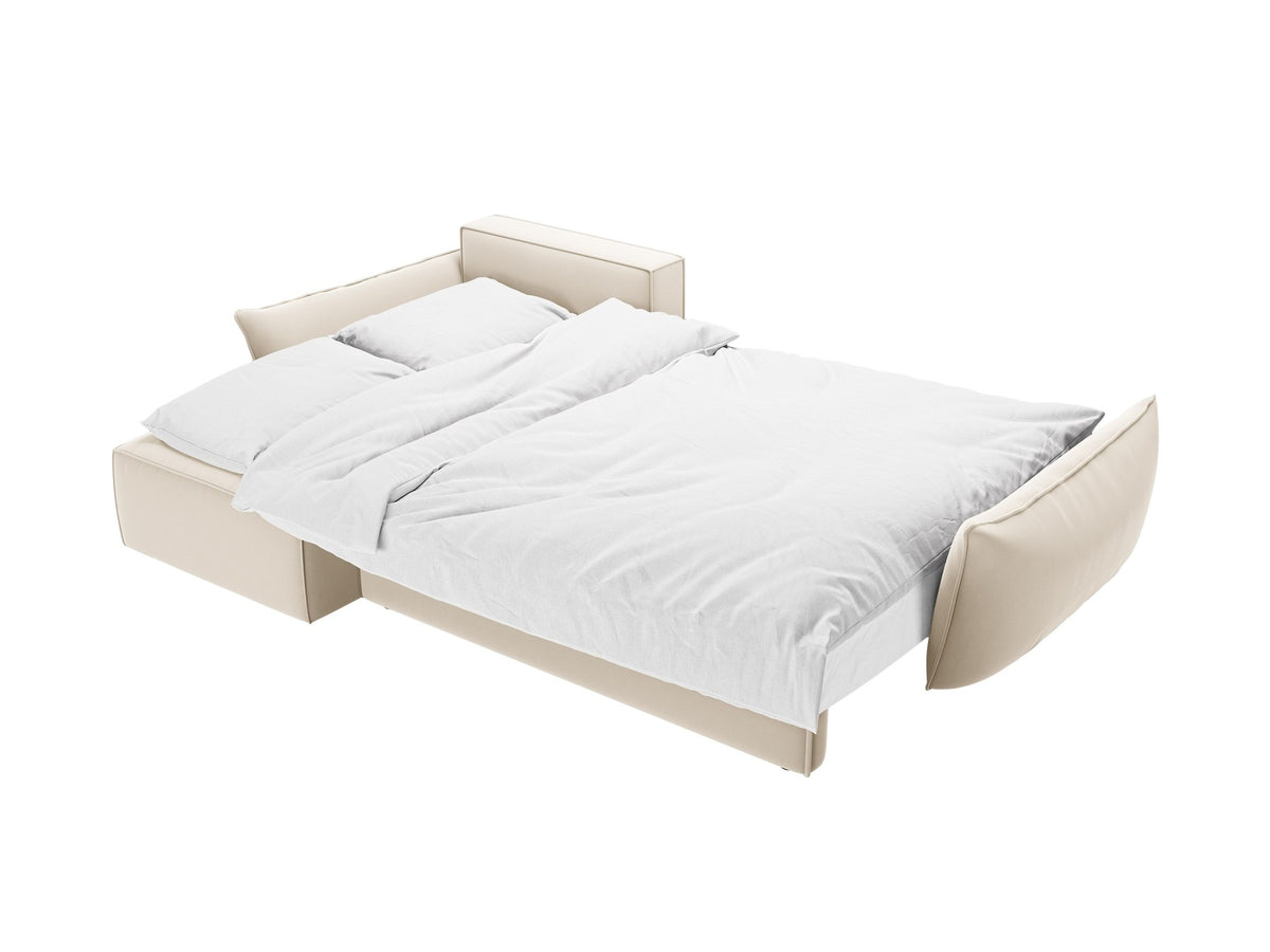 Linksseitiges Ecksofa Kaelle von Micadoni in leichtem Beige mit Chenille-Stoffbezug, schwarzen Kunststoffbeinen und ausklappbarem Bettkasten.