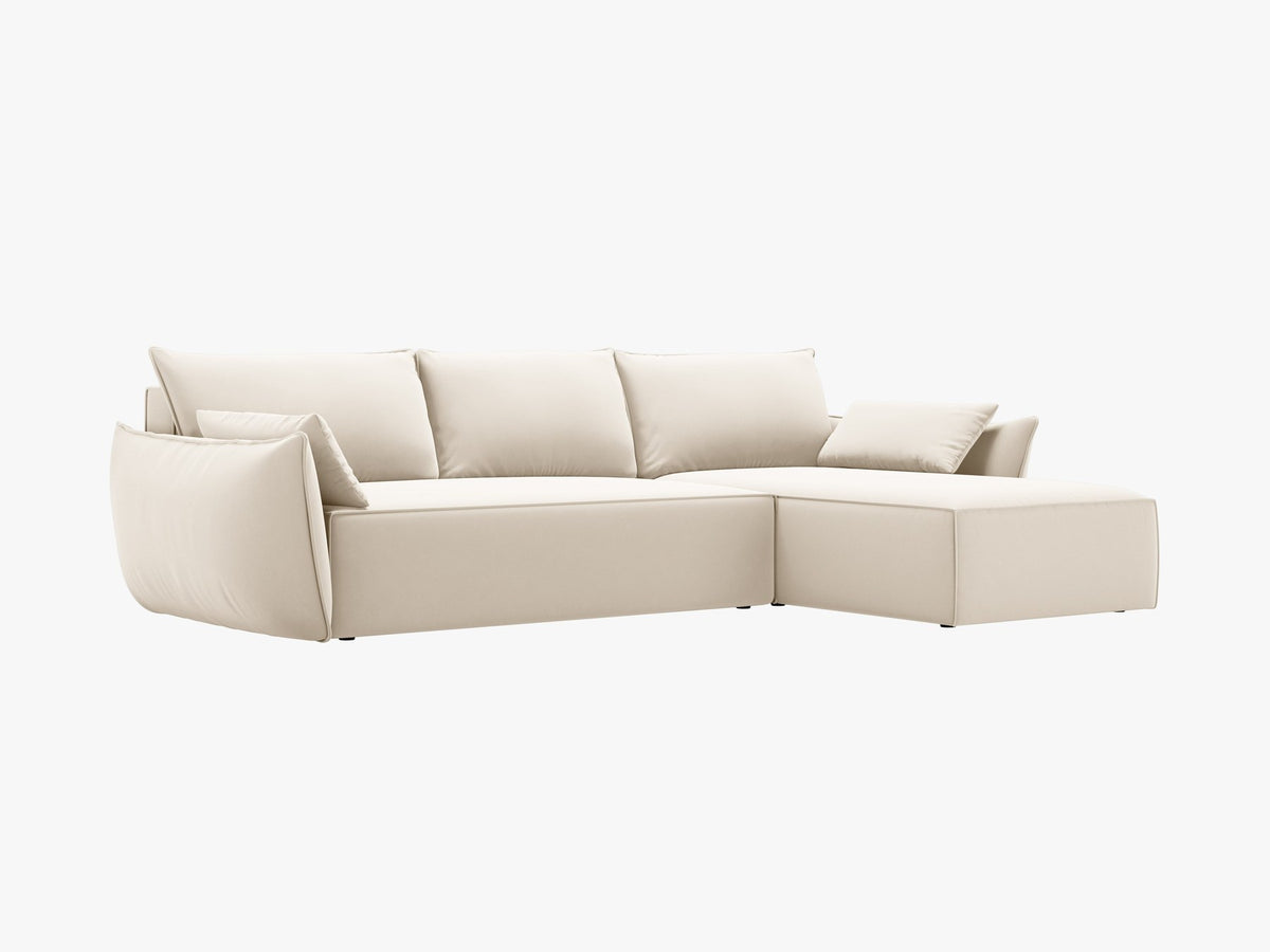 Linksseitiges Ecksofa Kaelle von Micadoni in leichtem Beige mit Chenille-Stoffbezug, schwarzen Kunststoffbeinen und ausklappbarem Bettkasten.