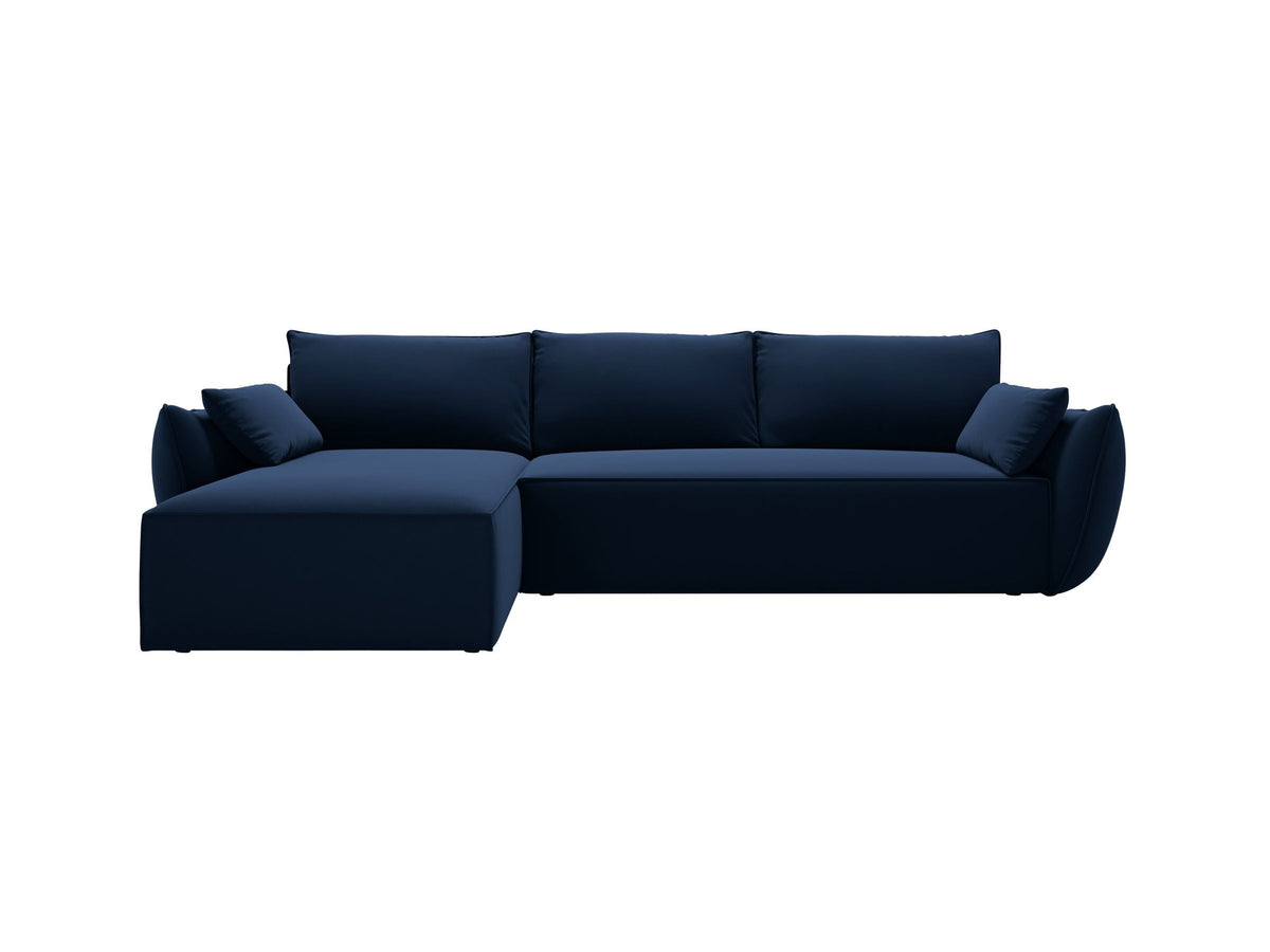Linksseitiges Ecksofa Kaelle von Micadoni in leichtem Beige mit Chenille-Stoffbezug, schwarzen Kunststoffbeinen und ausklappbarem Bettkasten.
